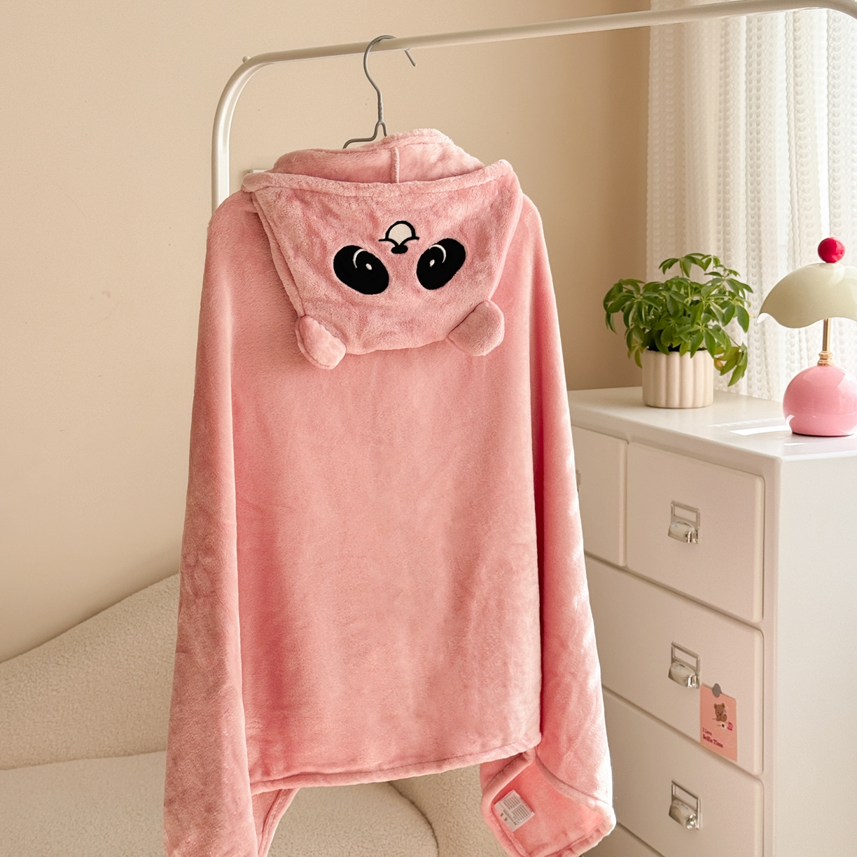 91家纺网 家纺一手货源 找家纺 简宜家居（朝初家纺） 2025新款带帽披肩毯子熊猫和熊午休毯带帽毯 熊猫-粉