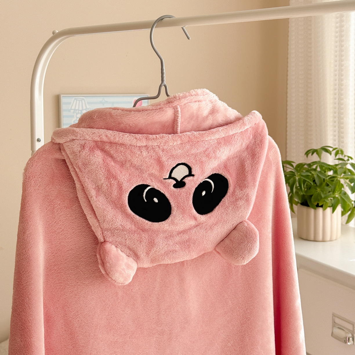 91家纺网 家纺一手货源 找家纺 简宜家居（朝初家纺） 2025新款带帽披肩毯子熊猫和熊午休毯带帽毯 熊猫-粉