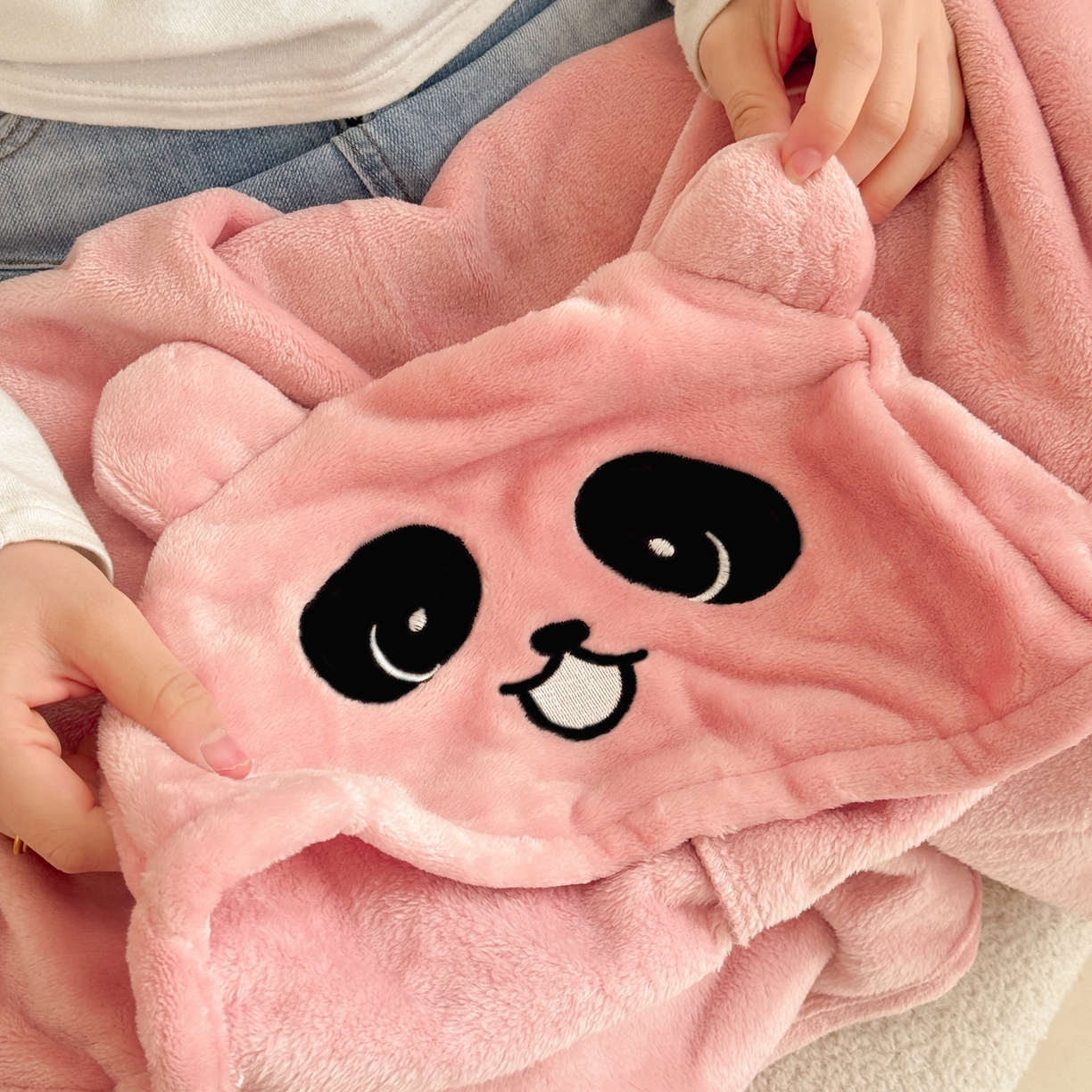 91家纺网 家纺一手货源 找家纺 简宜家居（朝初家纺） 2025新款带帽披肩毯子熊猫和熊午休毯带帽毯 熊猫-粉