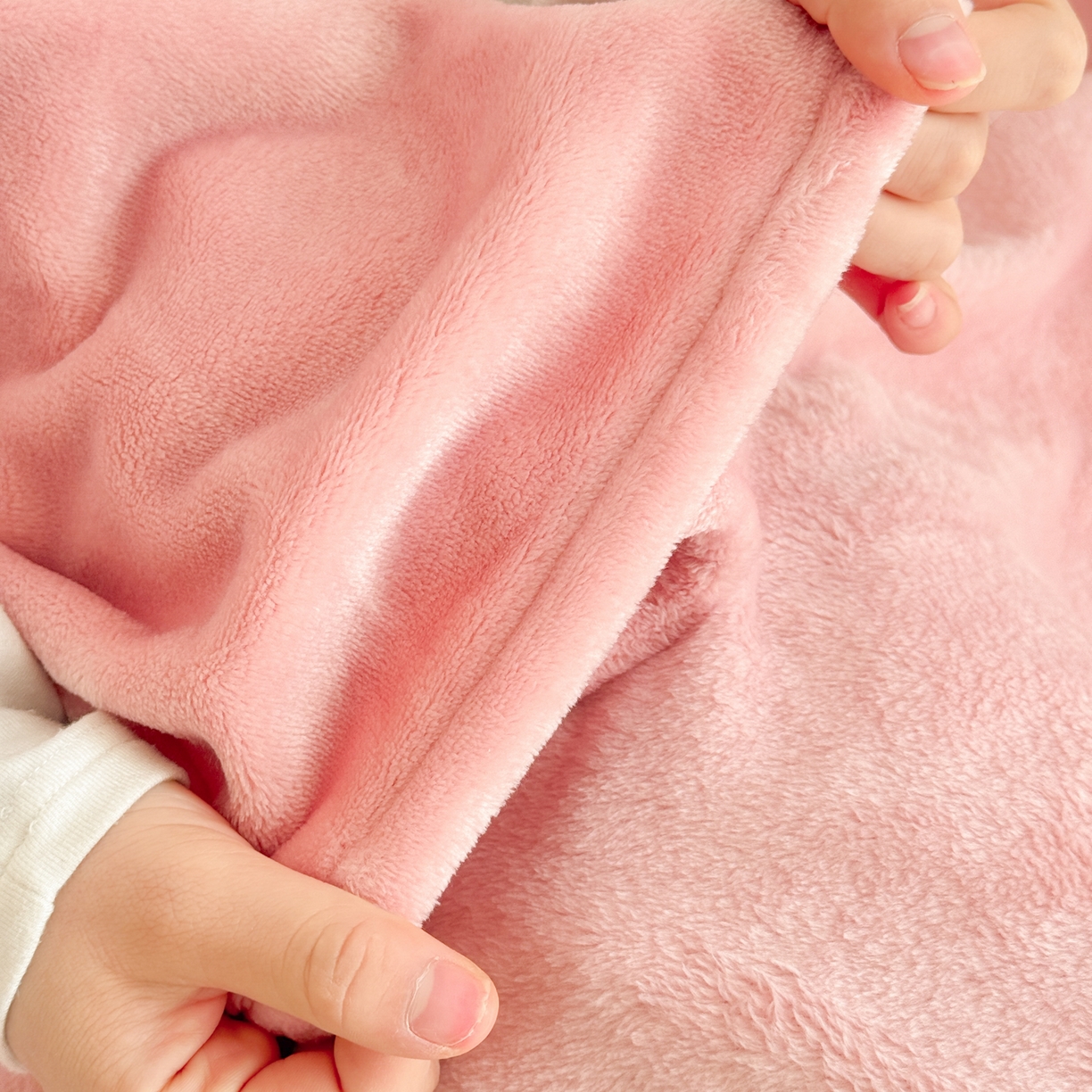 91家纺网 家纺一手货源 找家纺 简宜家居（朝初家纺） 2025新款带帽披肩毯子熊猫和熊午休毯带帽毯 熊猫-粉