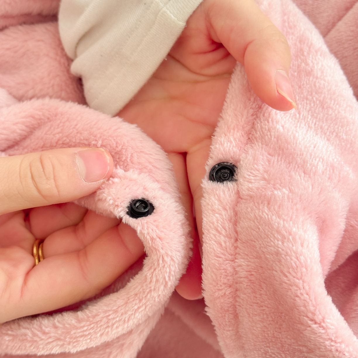 91家纺网 家纺一手货源 找家纺 简宜家居（朝初家纺） 2025新款带帽披肩毯子熊猫和熊午休毯带帽毯 熊猫-粉