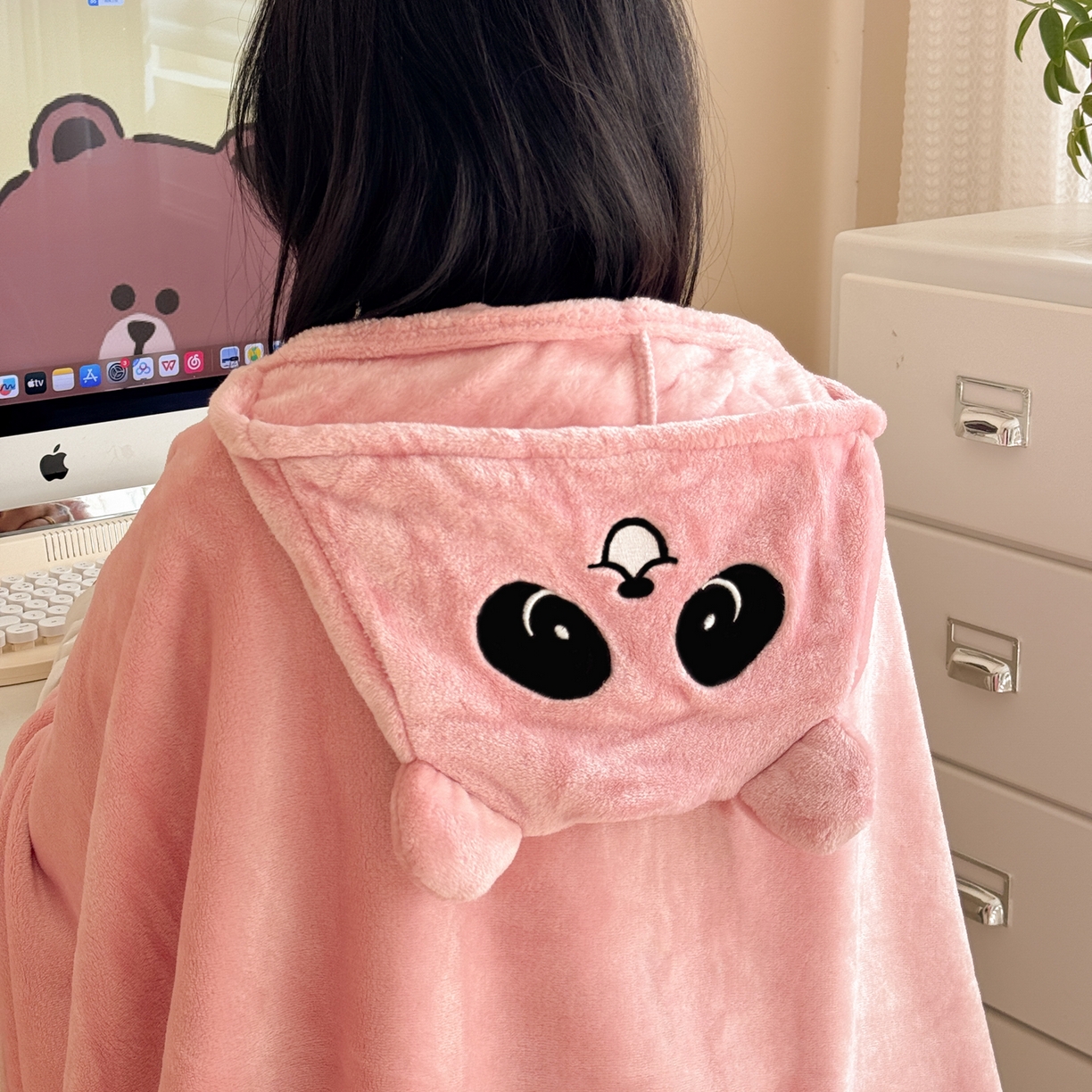 91家纺网 家纺一手货源 找家纺 简宜家居（朝初家纺） 2025新款带帽披肩毯子熊猫和熊午休毯带帽毯 熊猫-粉