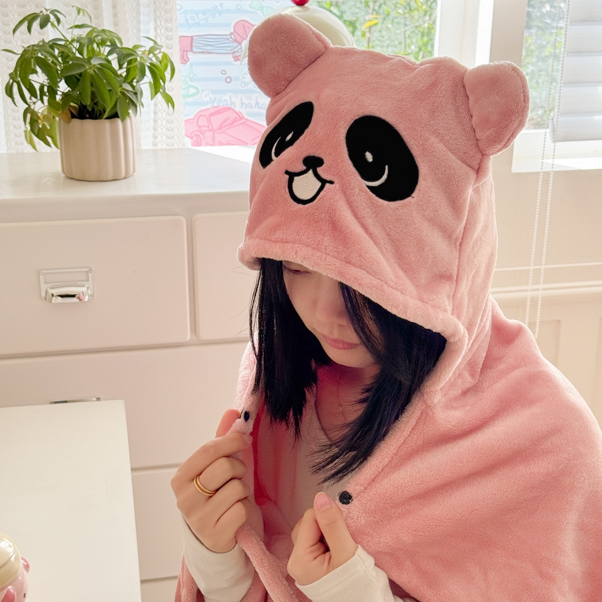 91家纺网 家纺一手货源 找家纺 简宜家居（朝初家纺） 2025新款带帽披肩毯子熊猫和熊午休毯带帽毯 熊猫-粉