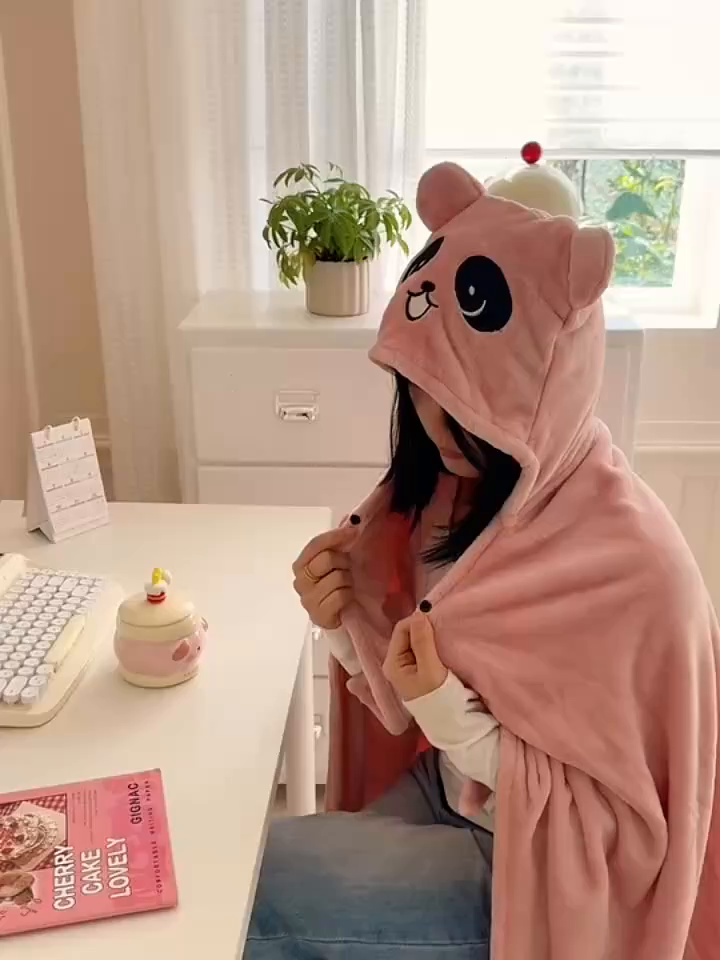 91家纺网 家纺一手货源 找家纺 简宜家居（朝初家纺） 2025新款带帽披肩毯子熊猫和熊午休毯带帽毯 熊猫-粉