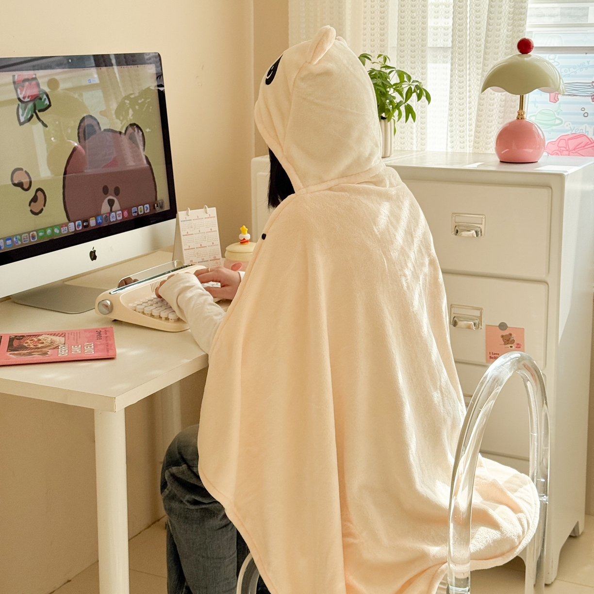 91家纺网 家纺一手货源 找家纺 简宜家居（朝初家纺） 2025新款带帽披肩毯子熊猫和熊午休毯带帽毯 熊猫-米黄