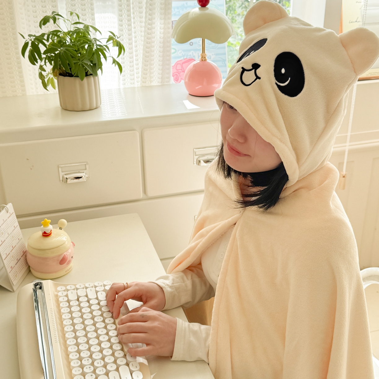 91家纺网 家纺一手货源 找家纺 简宜家居（朝初家纺） 2025新款带帽披肩毯子熊猫和熊午休毯带帽毯 熊猫-米黄