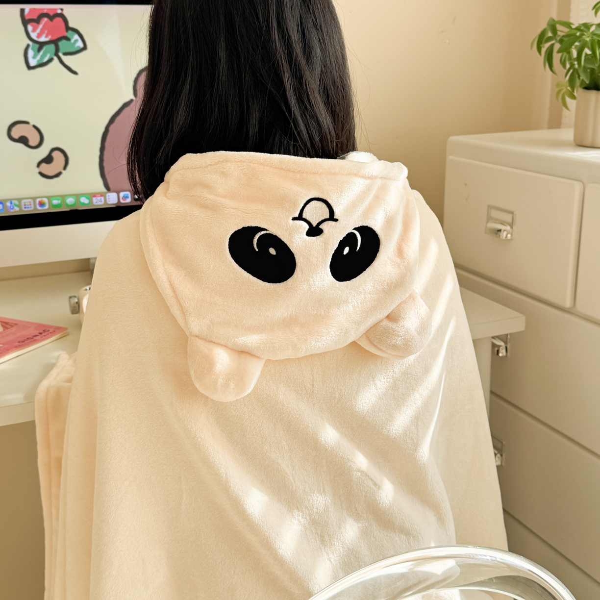 91家纺网 家纺一手货源 找家纺 简宜家居（朝初家纺） 2025新款带帽披肩毯子熊猫和熊午休毯带帽毯 熊猫-米黄