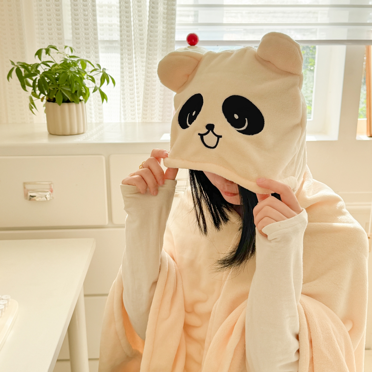 91家纺网 家纺一手货源 找家纺 简宜家居（朝初家纺） 2025新款带帽披肩毯子熊猫和熊午休毯带帽毯 熊猫-米黄