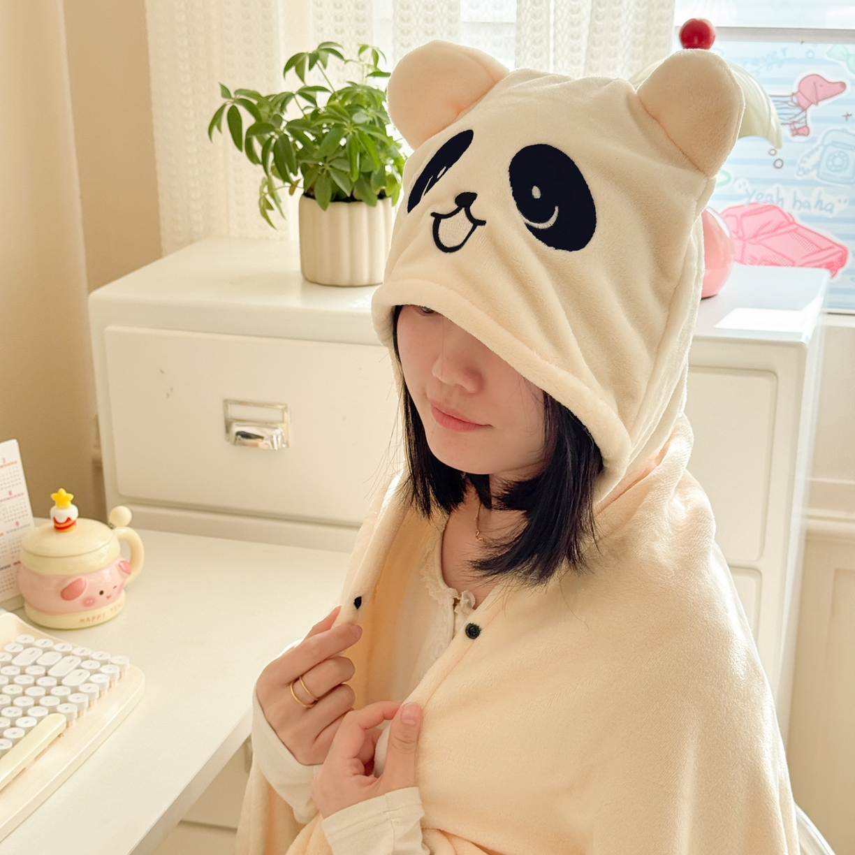 91家纺网 家纺一手货源 找家纺 简宜家居（朝初家纺） 2025新款带帽披肩毯子熊猫和熊午休毯带帽毯 熊猫-米黄