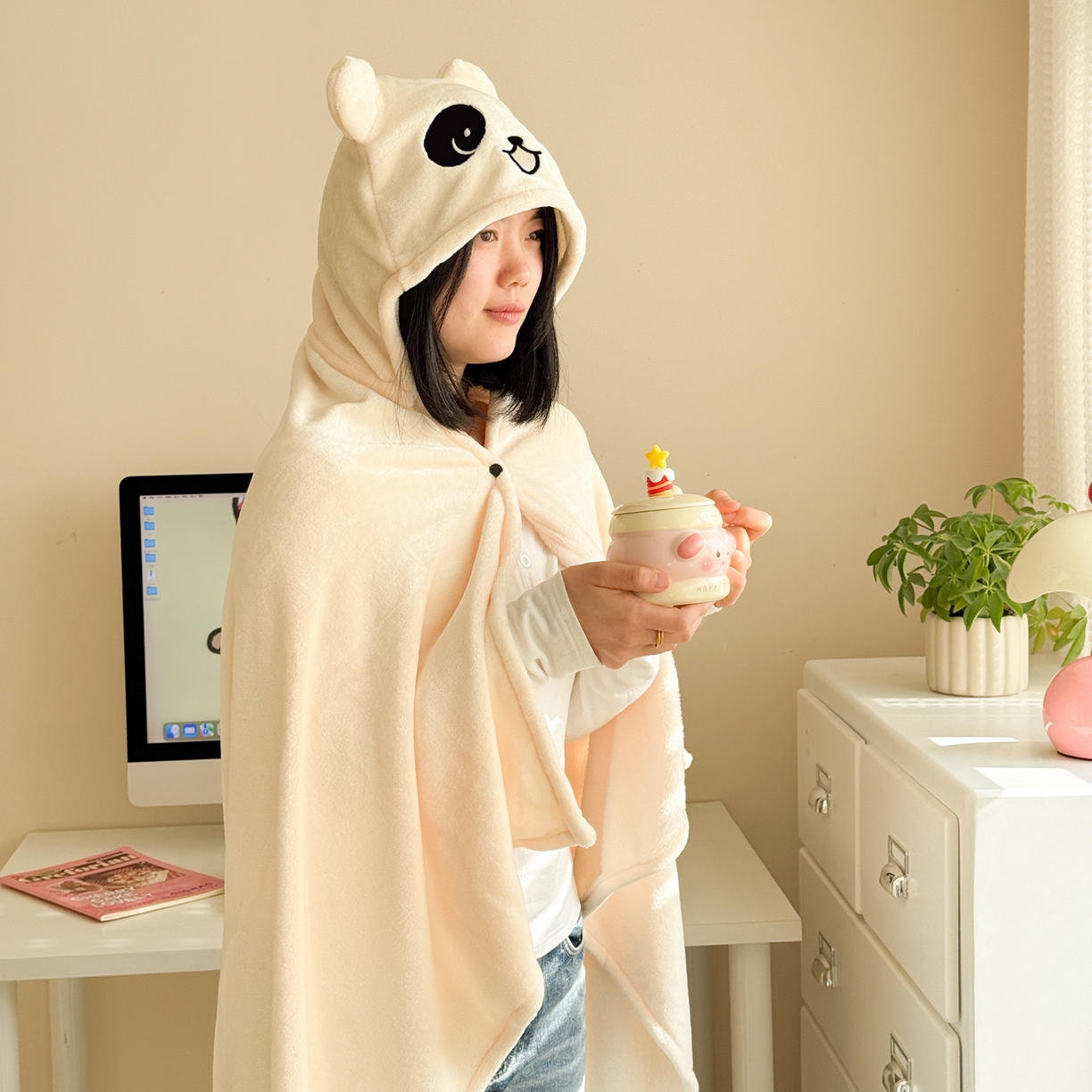 91家纺网 家纺一手货源 找家纺 简宜家居（朝初家纺） 2025新款带帽披肩毯子熊猫和熊午休毯带帽毯 熊猫-米黄