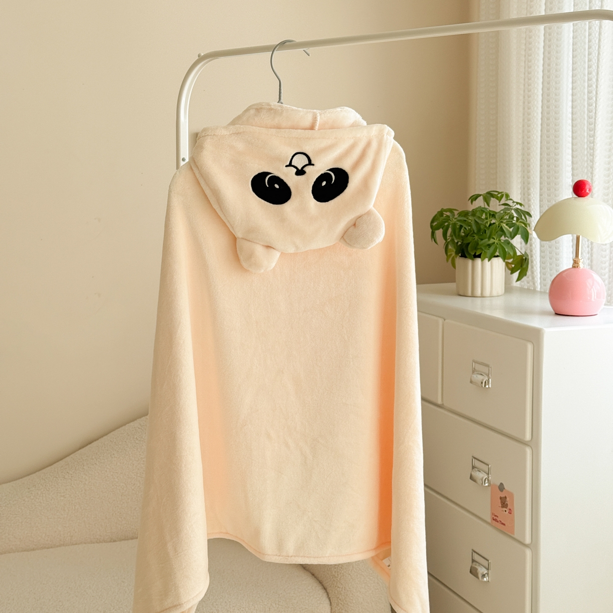 91家纺网 家纺一手货源 找家纺 简宜家居（朝初家纺） 2025新款带帽披肩毯子熊猫和熊午休毯带帽毯 熊猫-米黄