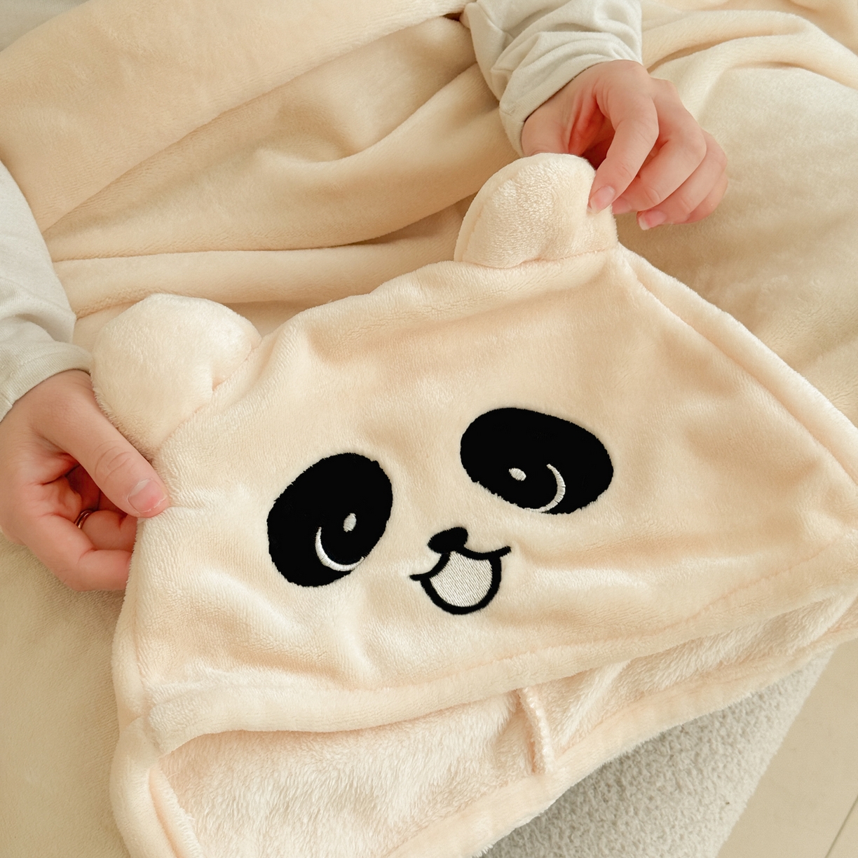 91家纺网 家纺一手货源 找家纺 简宜家居（朝初家纺） 2025新款带帽披肩毯子熊猫和熊午休毯带帽毯 熊猫-米黄