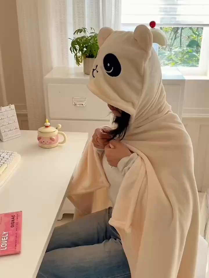 91家纺网 家纺一手货源 找家纺 简宜家居（朝初家纺） 2025新款带帽披肩毯子熊猫和熊午休毯带帽毯 熊猫-米黄