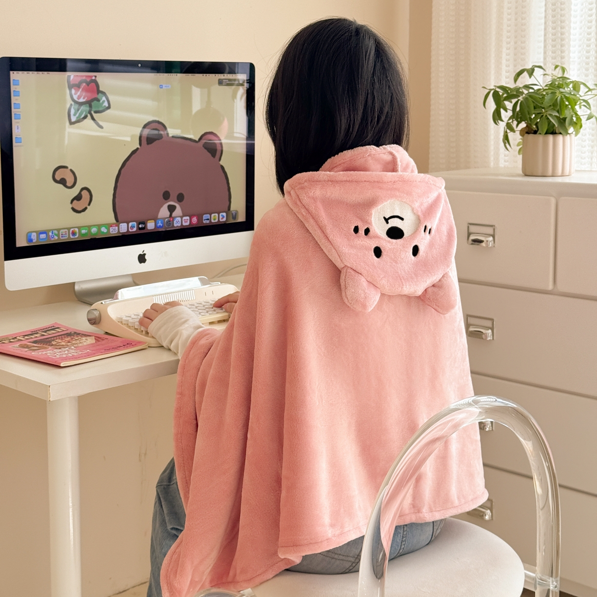 简宜家居（朝初家纺） 2025新款带帽披肩毯子熊猫和熊午休毯带帽毯 可爱熊-粉