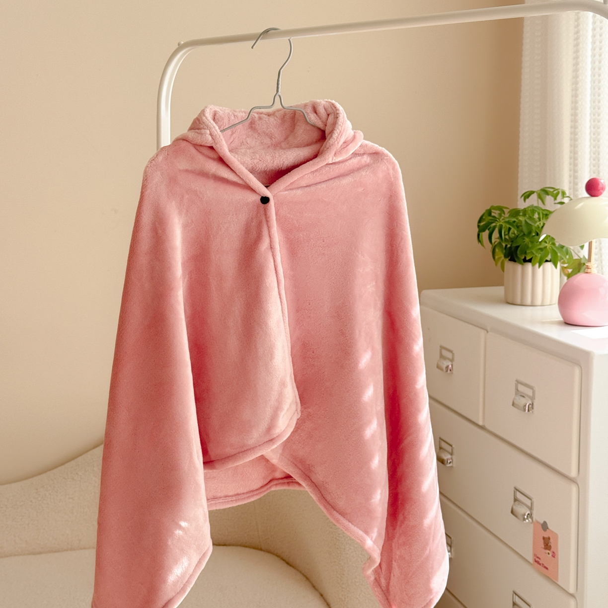 91家纺网 家纺一手货源 找家纺 简宜家居（朝初家纺） 2025新款带帽披肩毯子熊猫和熊午休毯带帽毯 可爱熊-粉