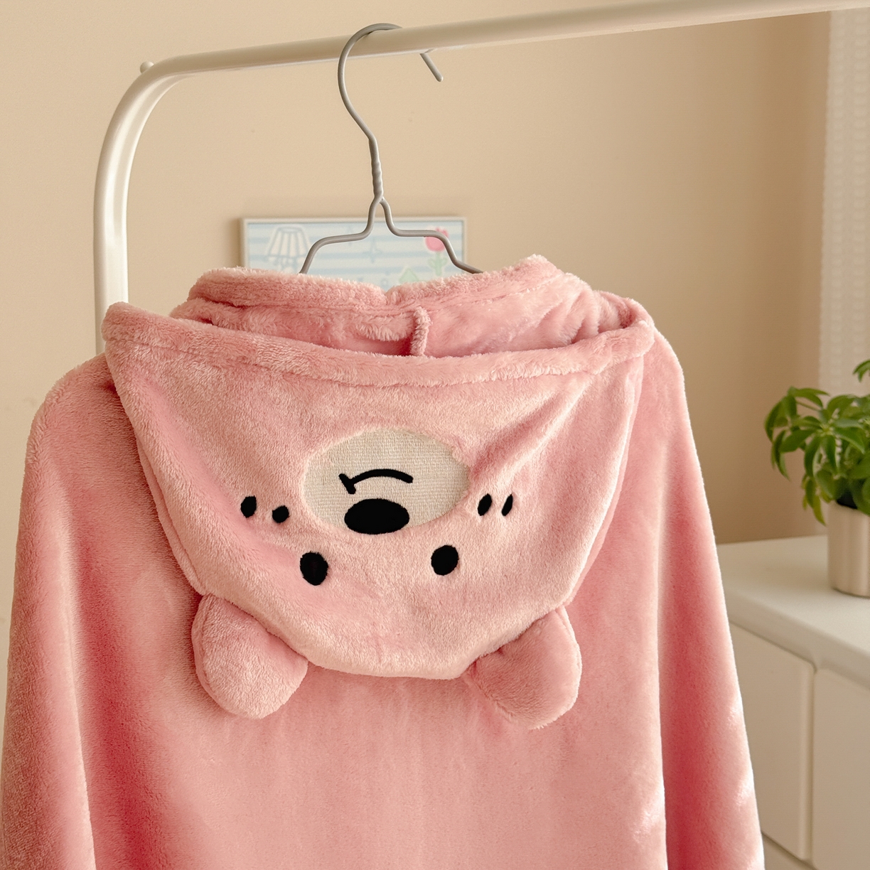 91家纺网 家纺一手货源 找家纺 简宜家居（朝初家纺） 2025新款带帽披肩毯子熊猫和熊午休毯带帽毯 可爱熊-粉