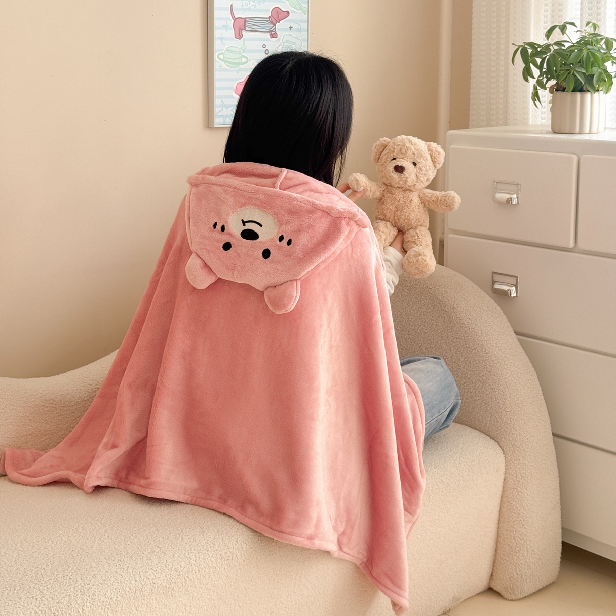 91家纺网 家纺一手货源 找家纺 简宜家居（朝初家纺） 2025新款带帽披肩毯子熊猫和熊午休毯带帽毯 可爱熊-粉