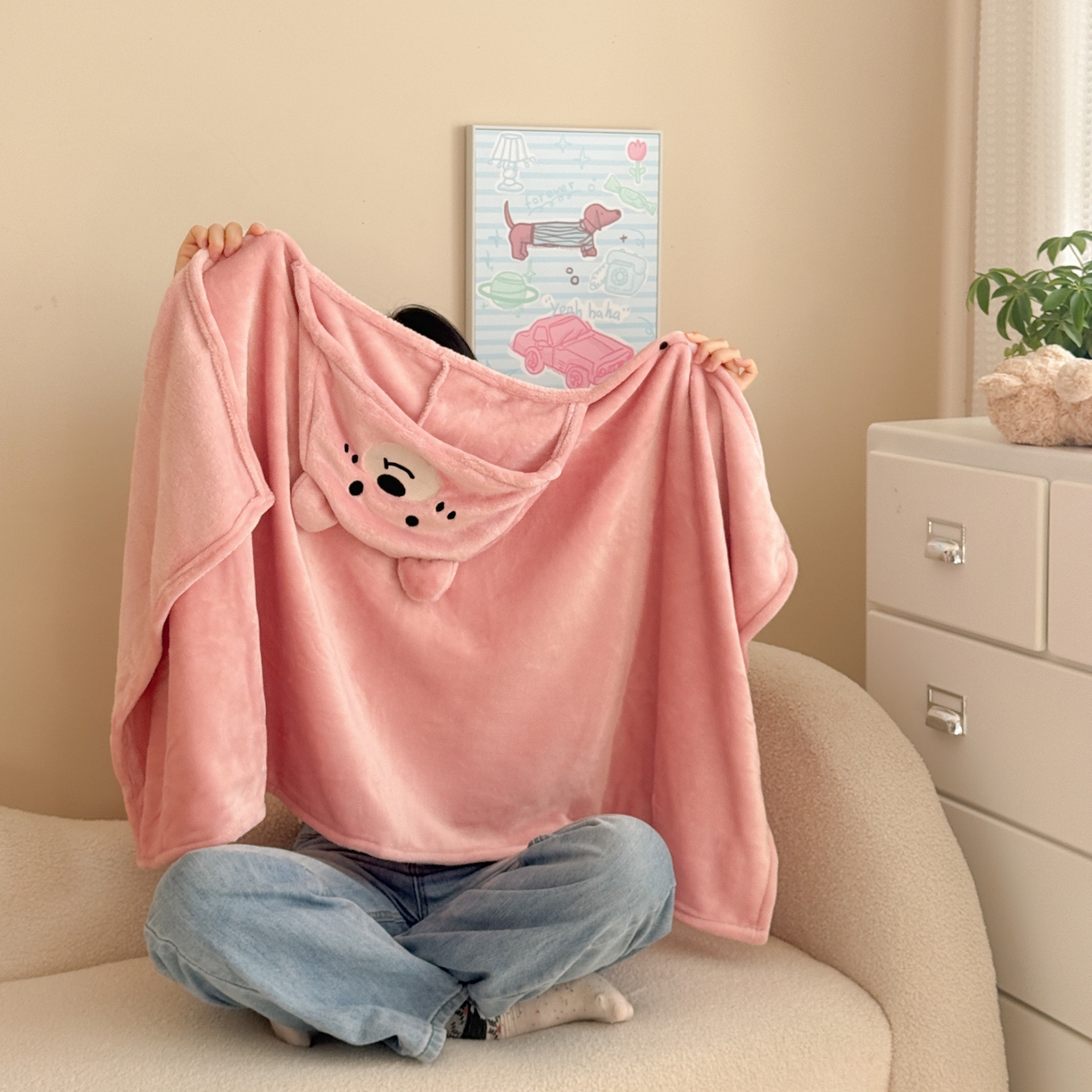 91家纺网 家纺一手货源 找家纺 简宜家居（朝初家纺） 2025新款带帽披肩毯子熊猫和熊午休毯带帽毯 可爱熊-粉