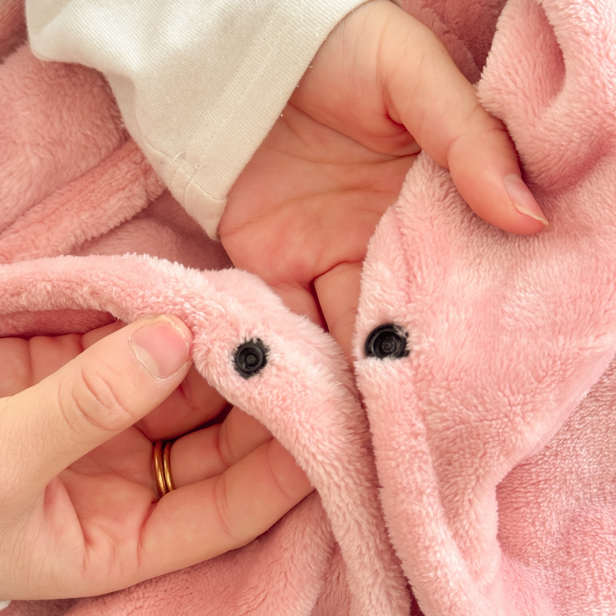 91家纺网 家纺一手货源 找家纺 简宜家居（朝初家纺） 2025新款带帽披肩毯子熊猫和熊午休毯带帽毯 可爱熊-粉