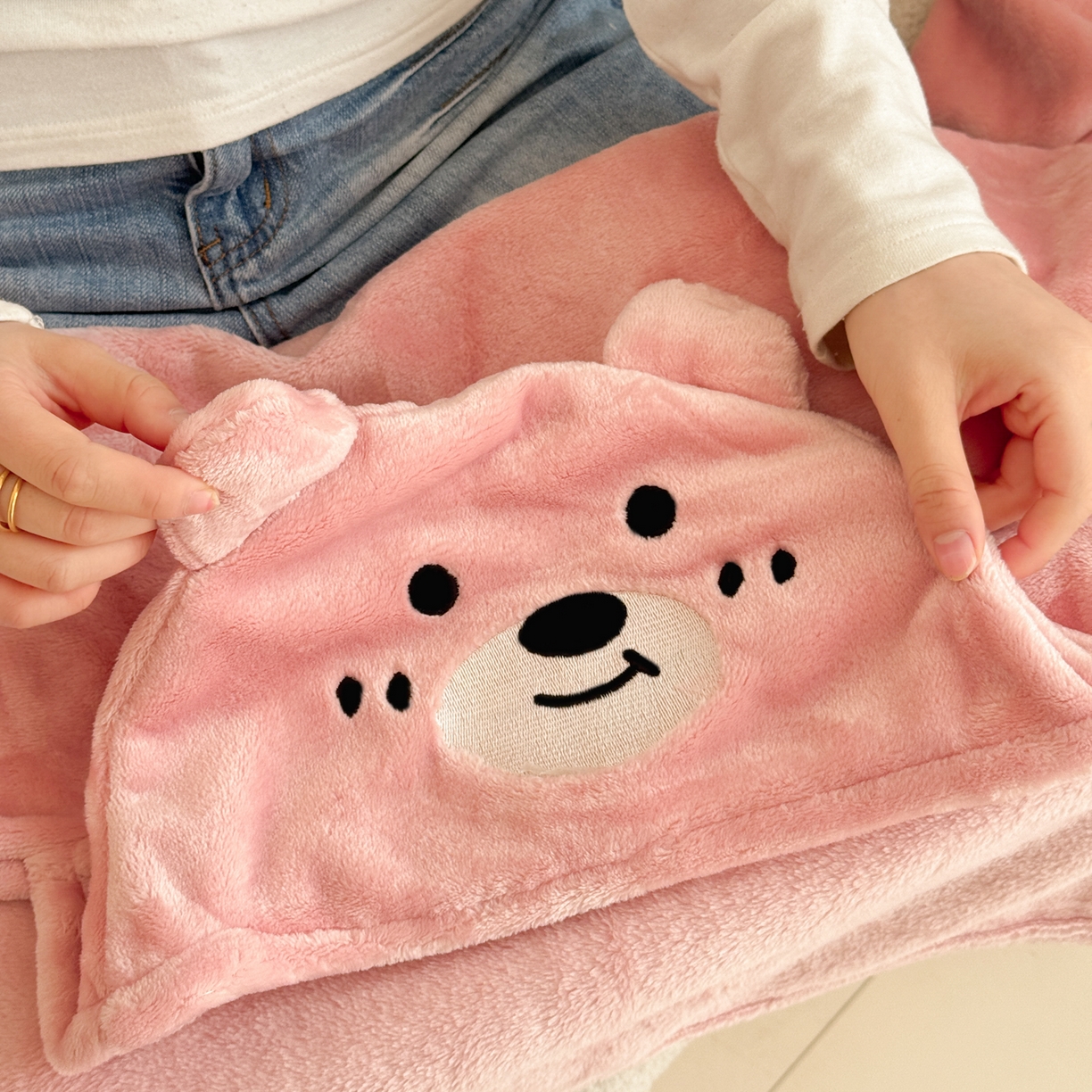 91家纺网 家纺一手货源 找家纺 简宜家居（朝初家纺） 2025新款带帽披肩毯子熊猫和熊午休毯带帽毯 可爱熊-粉