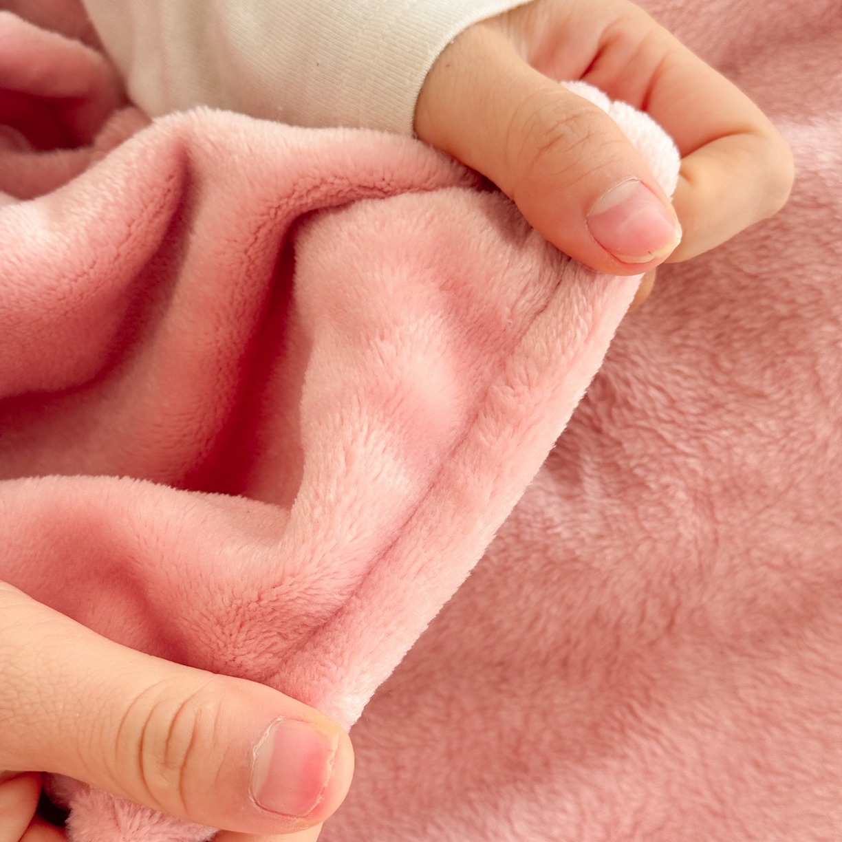 91家纺网 家纺一手货源 找家纺 简宜家居（朝初家纺） 2025新款带帽披肩毯子熊猫和熊午休毯带帽毯 可爱熊-粉