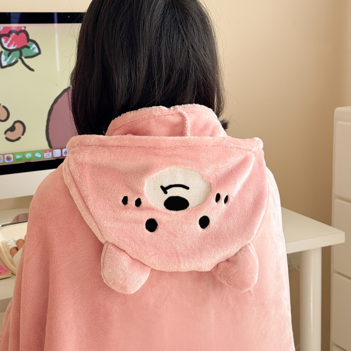 91家纺网 家纺一手货源 找家纺 简宜家居（朝初家纺） 2025新款带帽披肩毯子熊猫和熊午休毯带帽毯 可爱熊-粉