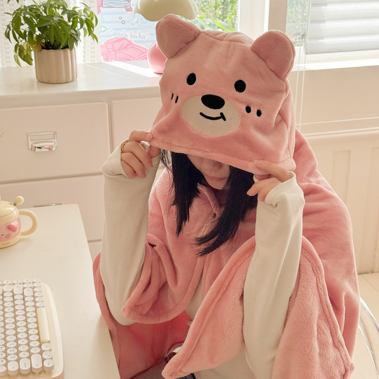 91家纺网 家纺一手货源 找家纺 简宜家居（朝初家纺） 2025新款带帽披肩毯子熊猫和熊午休毯带帽毯 可爱熊-粉