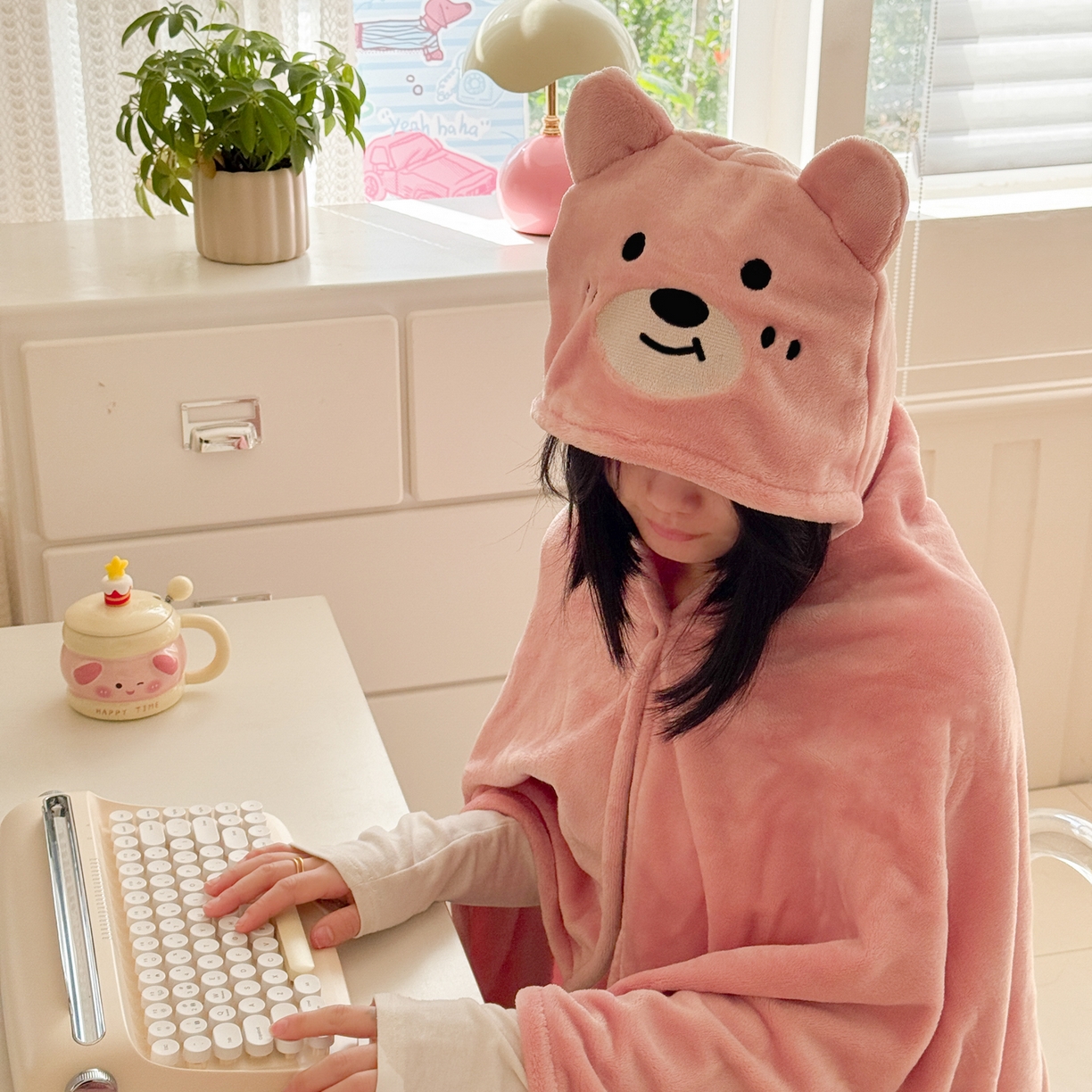 91家纺网 家纺一手货源 找家纺 简宜家居（朝初家纺） 2025新款带帽披肩毯子熊猫和熊午休毯带帽毯 可爱熊-粉