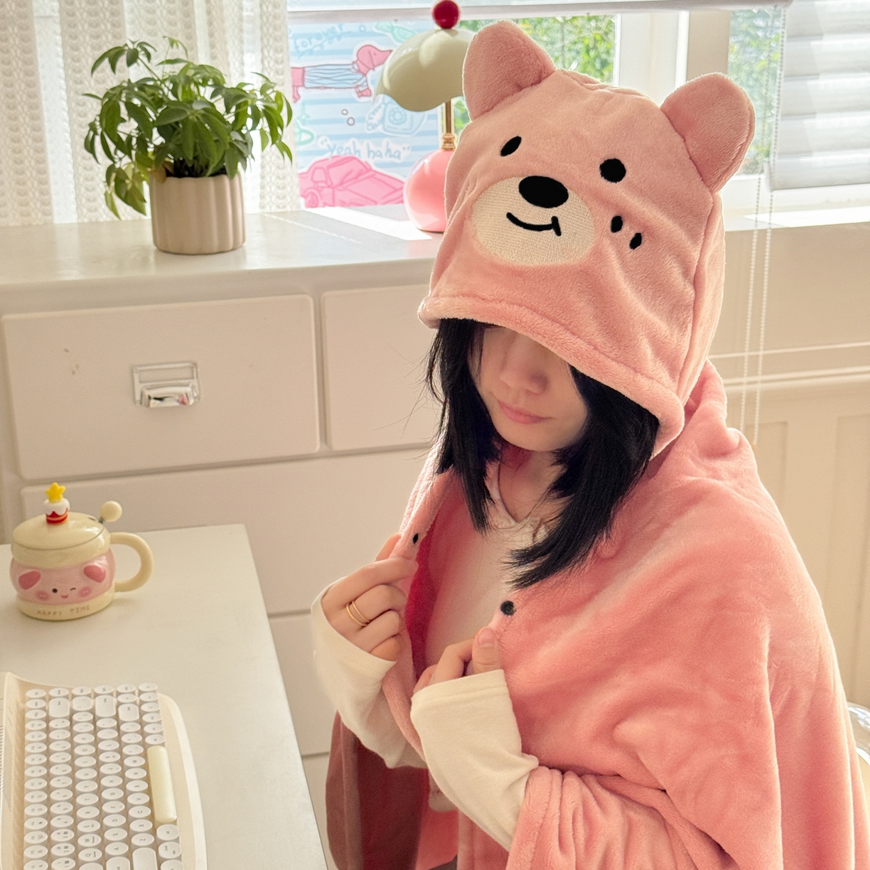 91家纺网 家纺一手货源 找家纺 简宜家居（朝初家纺） 2025新款带帽披肩毯子熊猫和熊午休毯带帽毯 可爱熊-粉