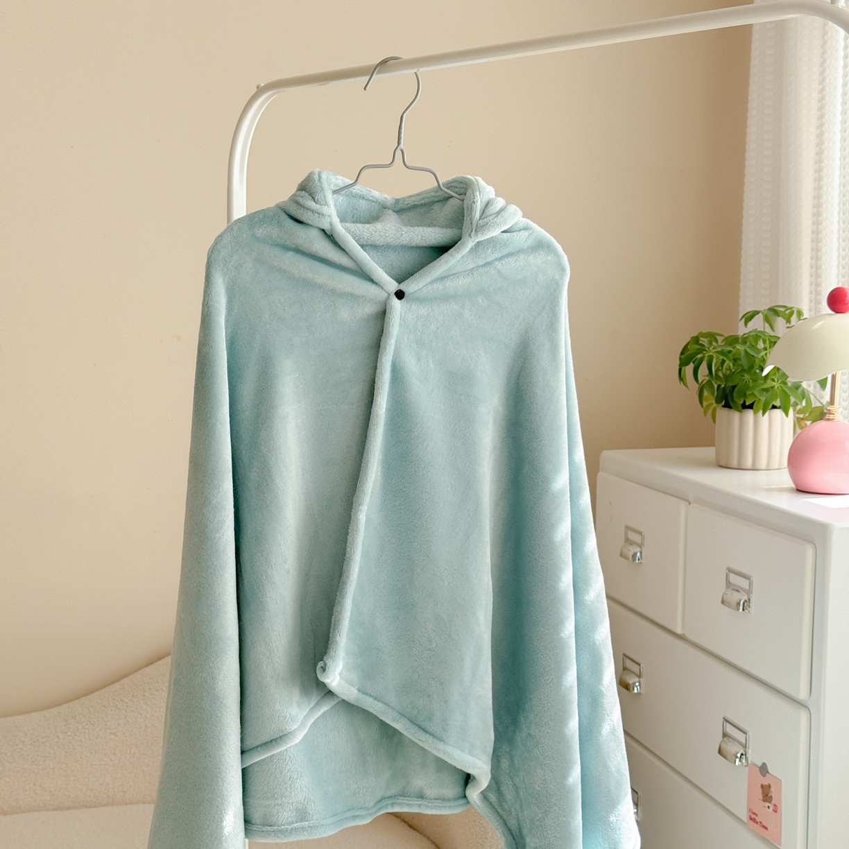 91家纺网 家纺一手货源 找家纺 简宜家居（朝初家纺） 2025新款带帽披肩毯子熊猫和熊午休毯带帽毯 可爱熊-天蓝