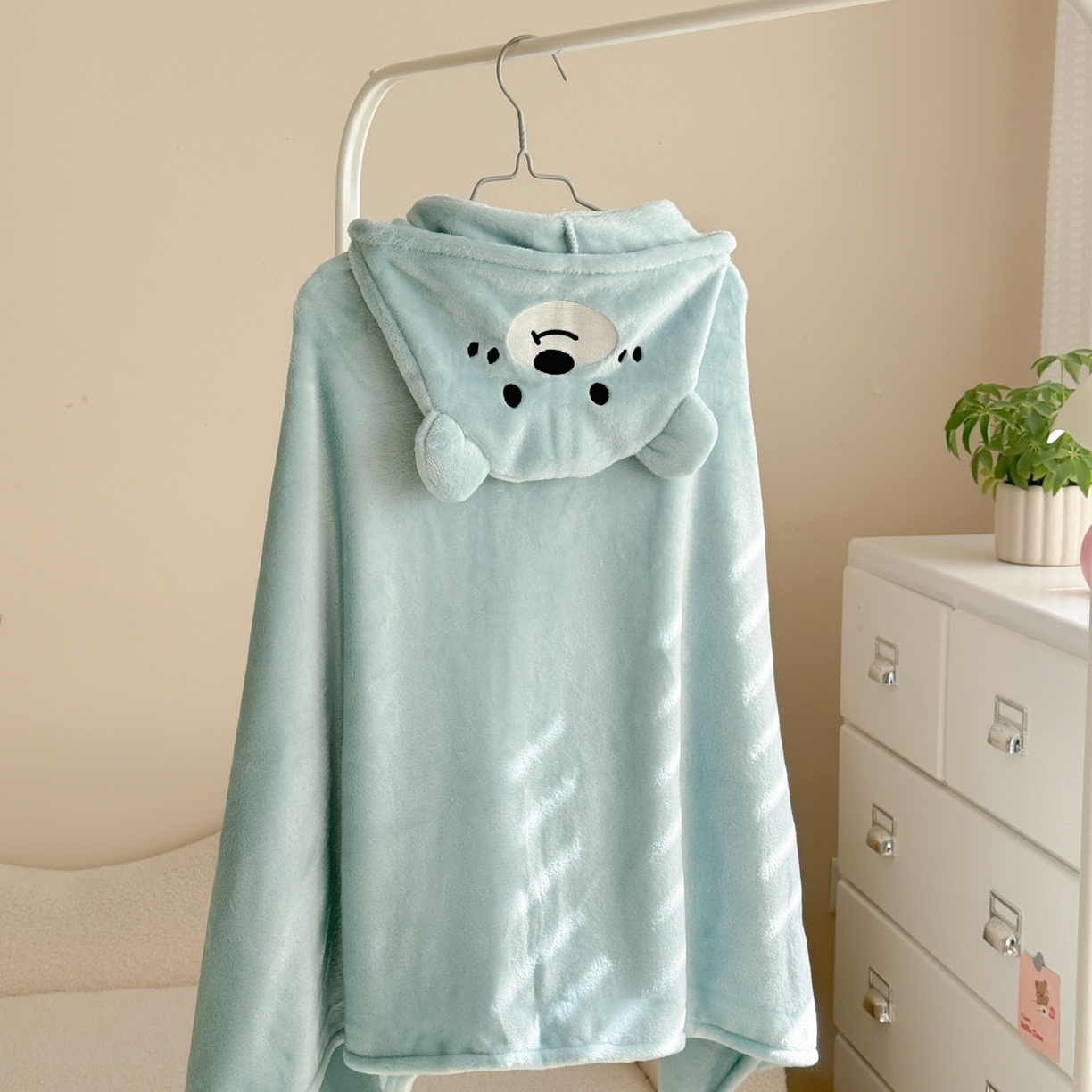 91家纺网 家纺一手货源 找家纺 简宜家居（朝初家纺） 2025新款带帽披肩毯子熊猫和熊午休毯带帽毯 可爱熊-天蓝