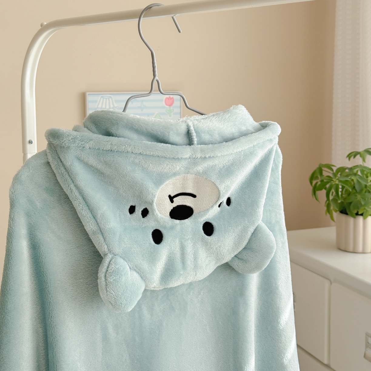 91家纺网 家纺一手货源 找家纺 简宜家居（朝初家纺） 2025新款带帽披肩毯子熊猫和熊午休毯带帽毯 可爱熊-天蓝