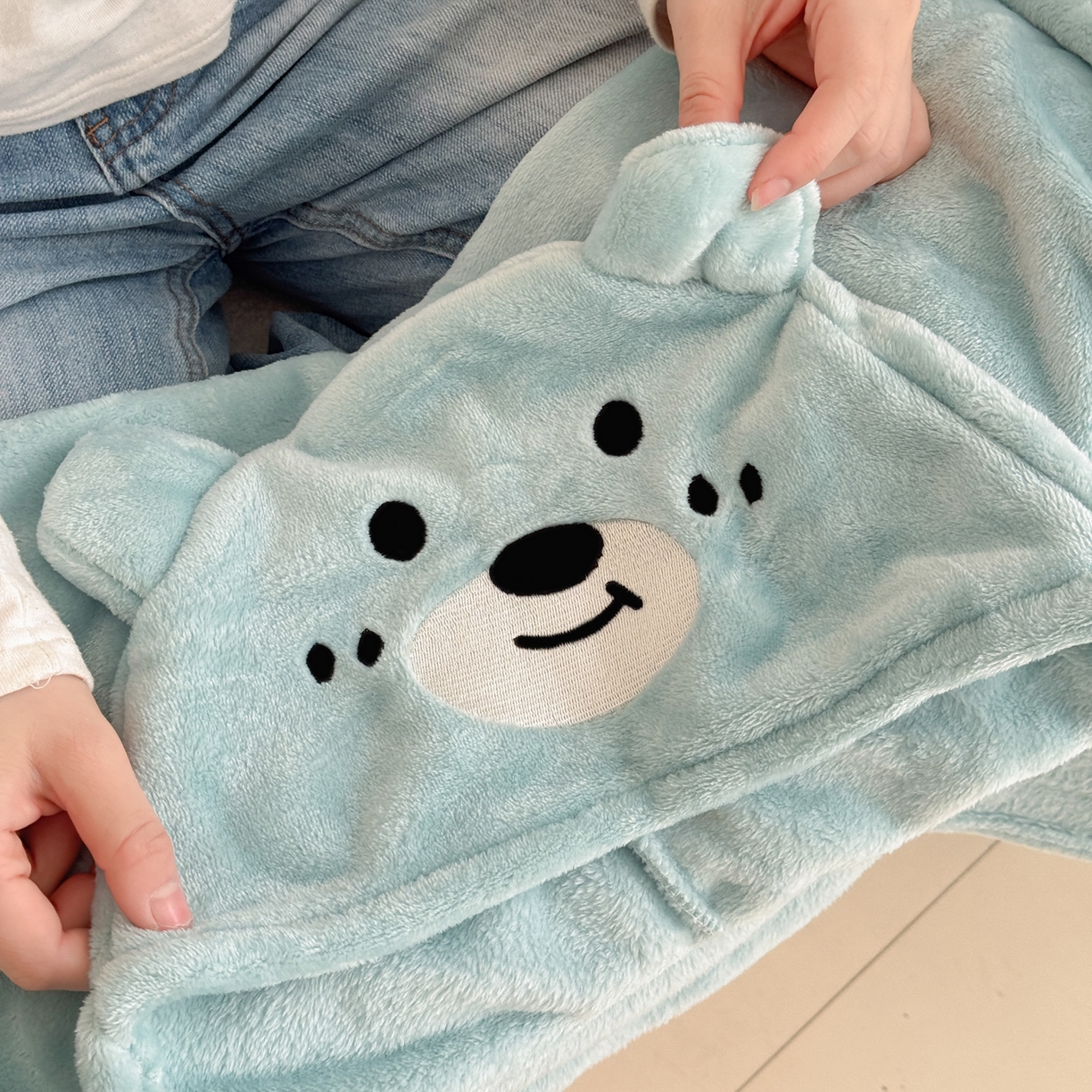 91家纺网 家纺一手货源 找家纺 简宜家居（朝初家纺） 2025新款带帽披肩毯子熊猫和熊午休毯带帽毯 可爱熊-天蓝