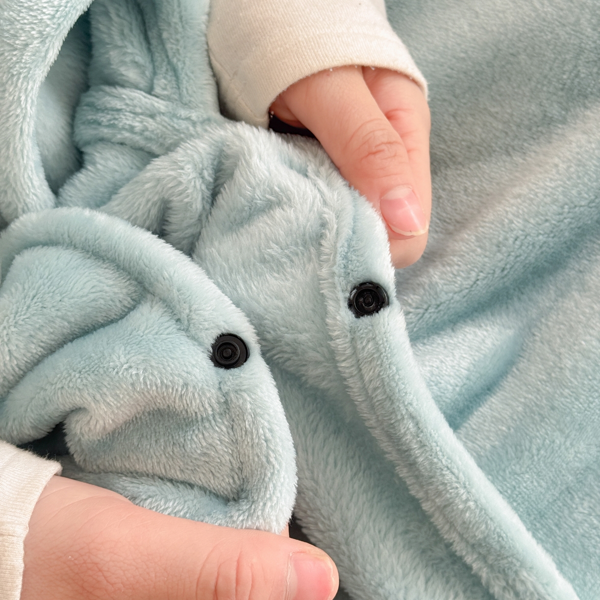 91家纺网 家纺一手货源 找家纺 简宜家居（朝初家纺） 2025新款带帽披肩毯子熊猫和熊午休毯带帽毯 可爱熊-天蓝