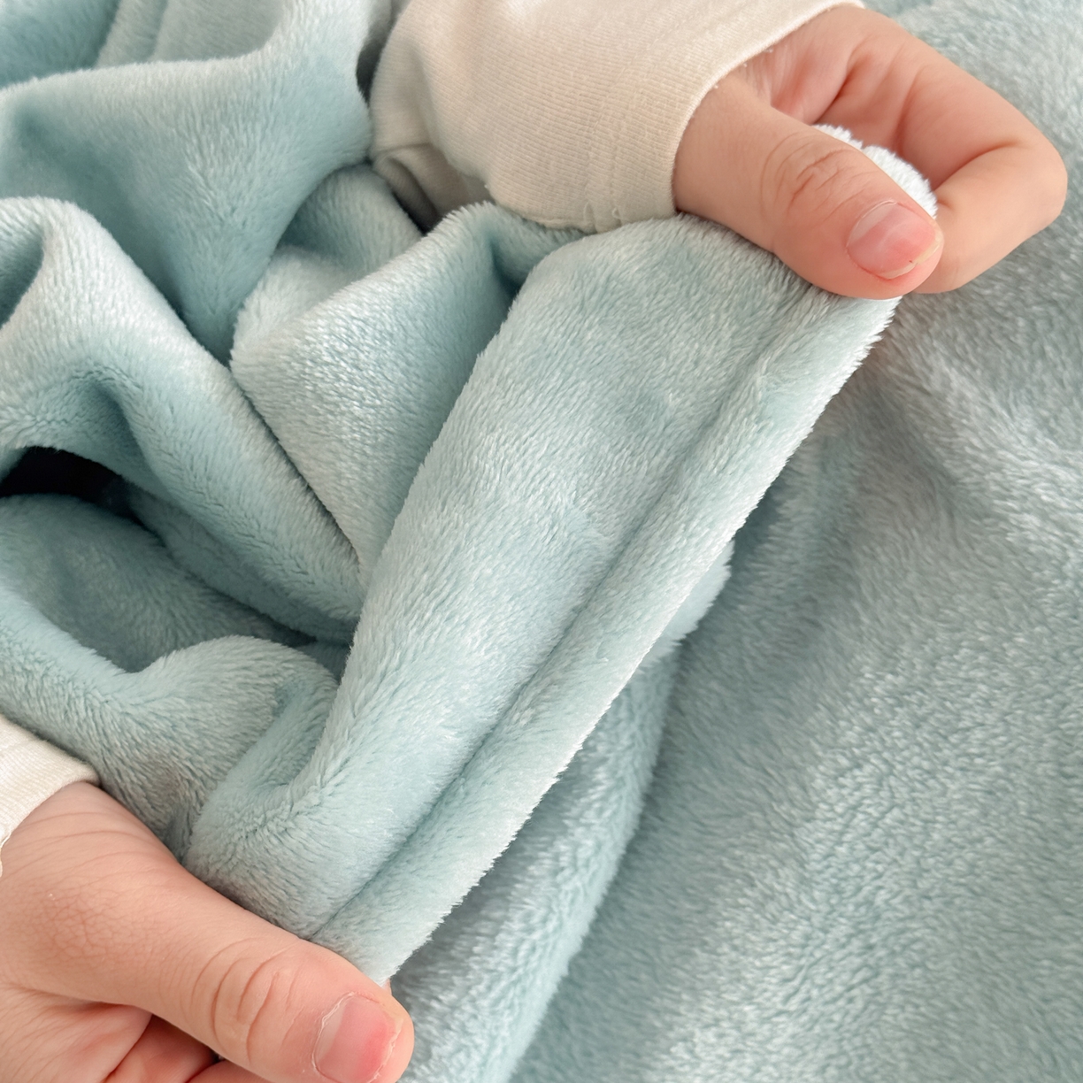 91家纺网 家纺一手货源 找家纺 简宜家居（朝初家纺） 2025新款带帽披肩毯子熊猫和熊午休毯带帽毯 可爱熊-天蓝