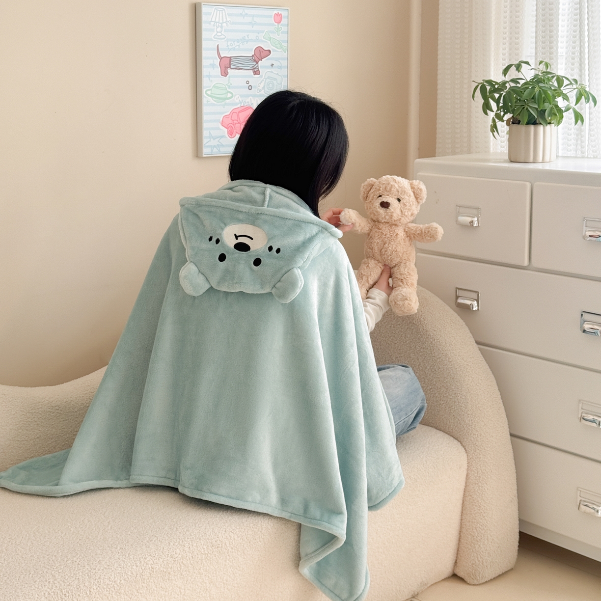 91家纺网 家纺一手货源 找家纺 简宜家居（朝初家纺） 2025新款带帽披肩毯子熊猫和熊午休毯带帽毯 可爱熊-天蓝