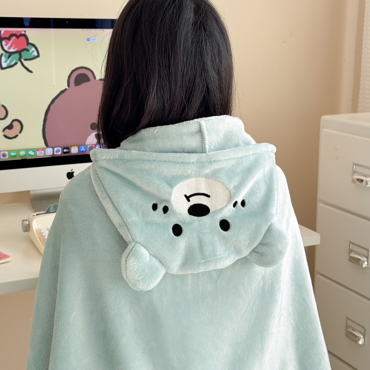 91家纺网 家纺一手货源 找家纺 简宜家居（朝初家纺） 2025新款带帽披肩毯子熊猫和熊午休毯带帽毯 可爱熊-天蓝