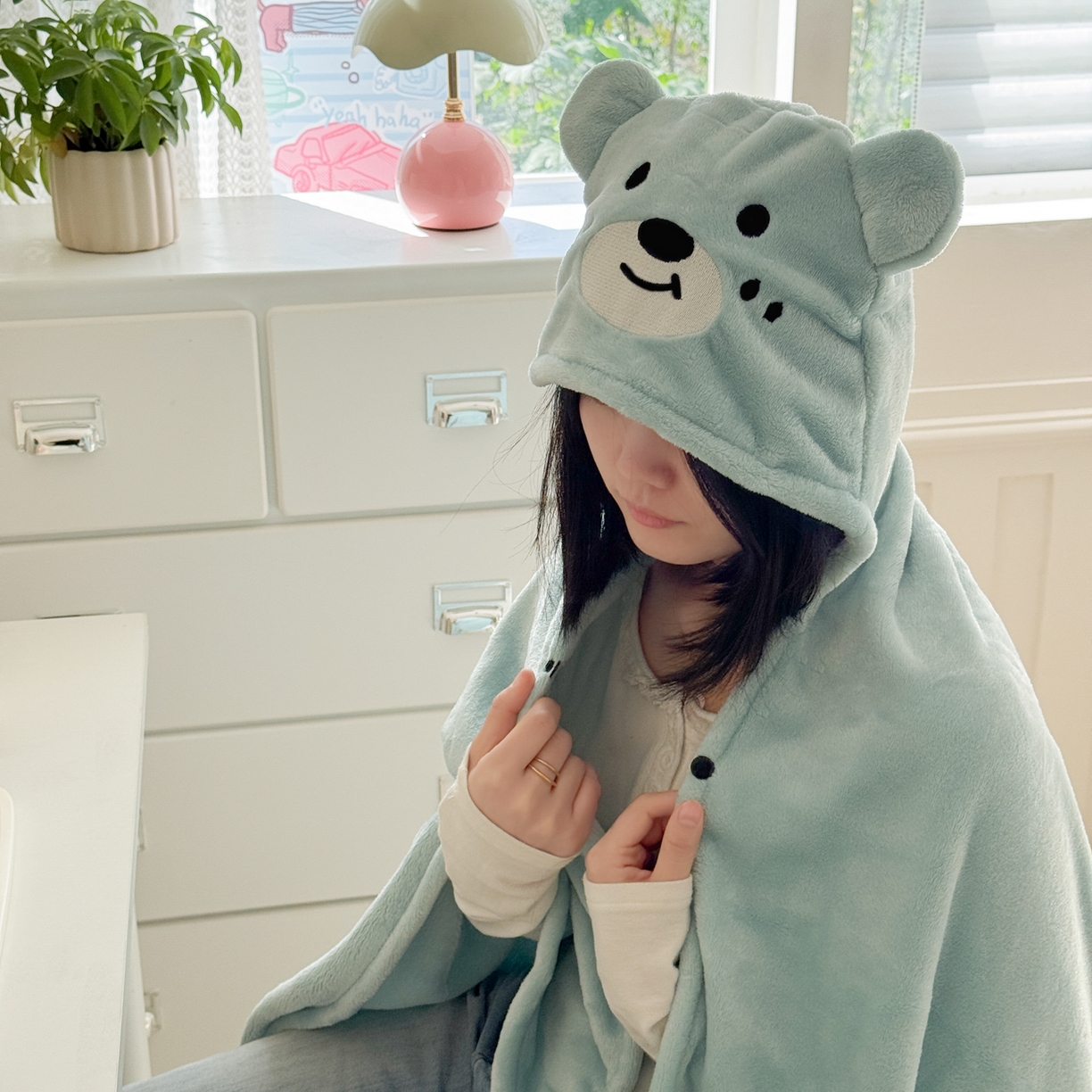 91家纺网 家纺一手货源 找家纺 简宜家居（朝初家纺） 2025新款带帽披肩毯子熊猫和熊午休毯带帽毯 可爱熊-天蓝