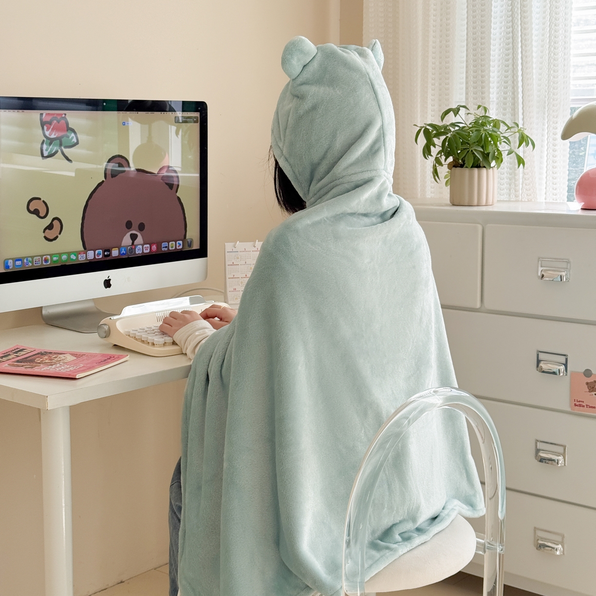 91家纺网 家纺一手货源 找家纺 简宜家居（朝初家纺） 2025新款带帽披肩毯子熊猫和熊午休毯带帽毯 可爱熊-天蓝