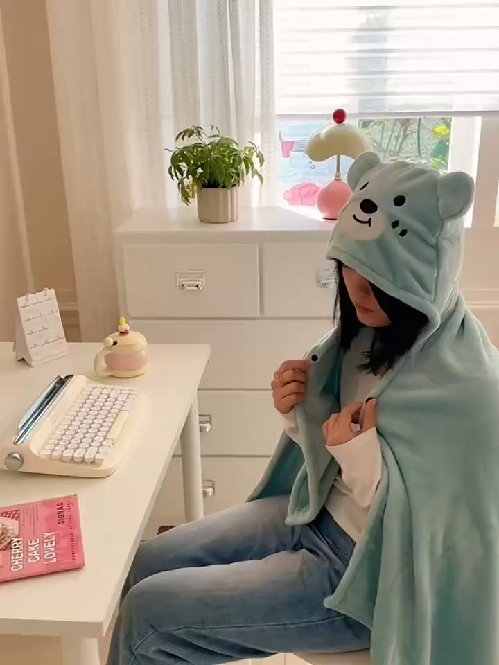 91家纺网 家纺一手货源 找家纺 简宜家居（朝初家纺） 2025新款带帽披肩毯子熊猫和熊午休毯带帽毯 可爱熊-天蓝