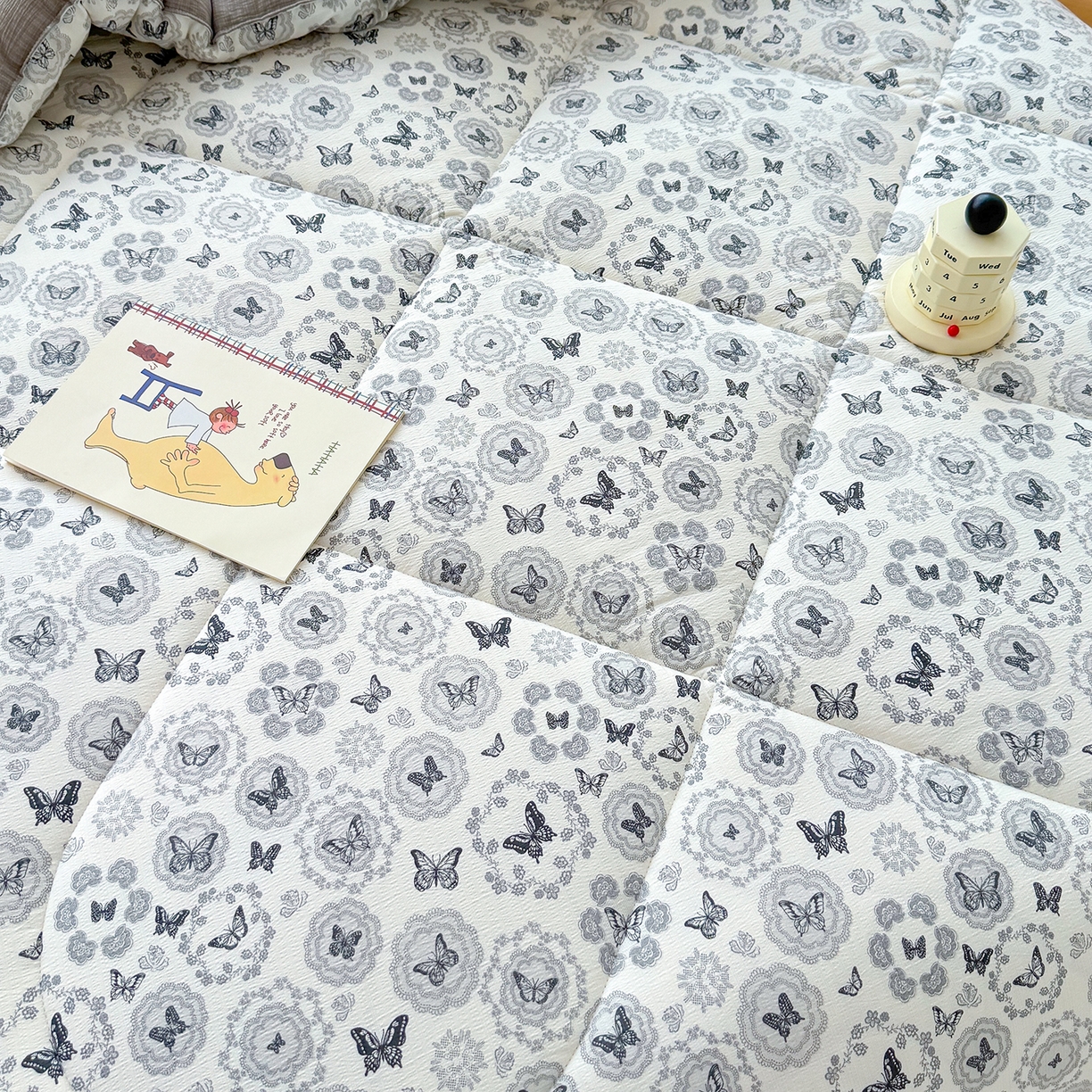 91家纺网 家纺一手货源 找家纺 桔禾家纺 2026新款云感有氧双层纱冬被抗菌被春秋被被子被芯 A类水洗双层皱皱纱冬被-蝶梦