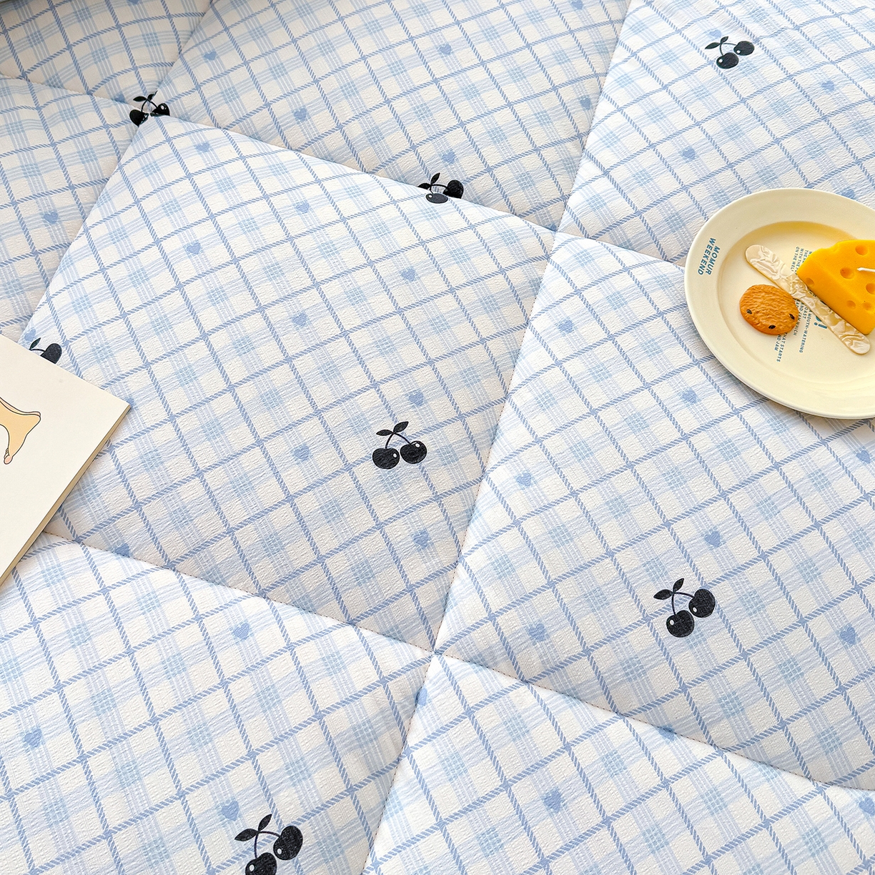 91家纺网 家纺一手货源 找家纺 桔禾家纺 2026新款云感有氧双层纱冬被抗菌被春秋被被子被芯 A类水洗双层皱皱纱冬被-格子樱桃