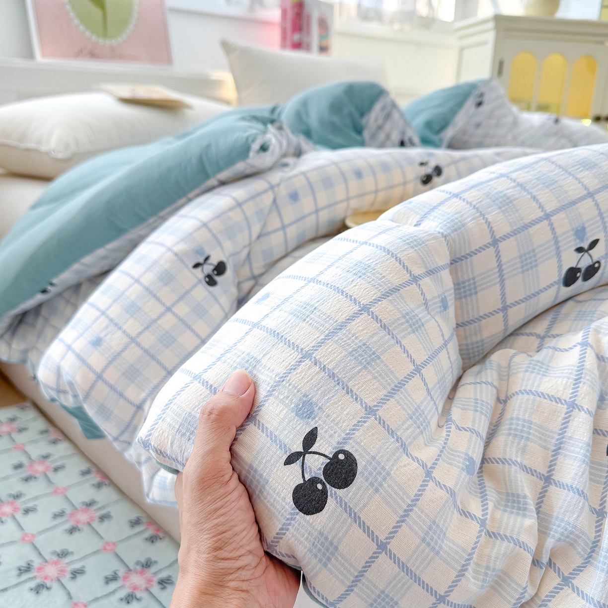 91家纺网 家纺一手货源 找家纺 桔禾家纺 2026新款云感有氧双层纱冬被抗菌被春秋被被子被芯 A类水洗双层皱皱纱冬被-格子樱桃