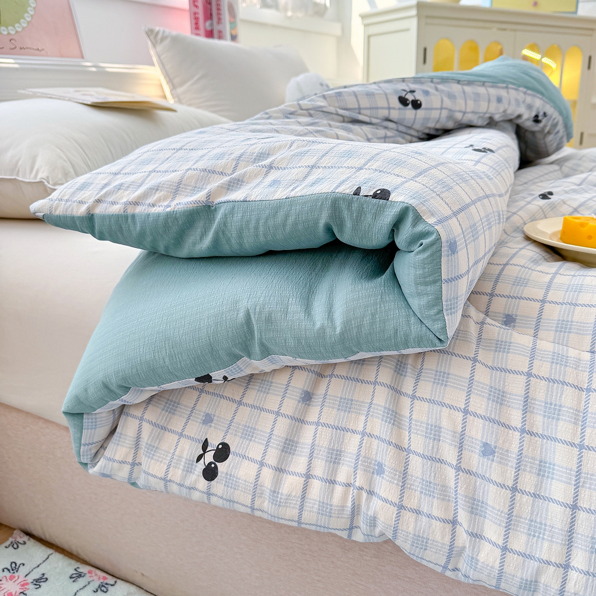 91家纺网 家纺一手货源 找家纺 桔禾家纺 2026新款云感有氧双层纱冬被抗菌被春秋被被子被芯 A类水洗双层皱皱纱冬被-格子樱桃