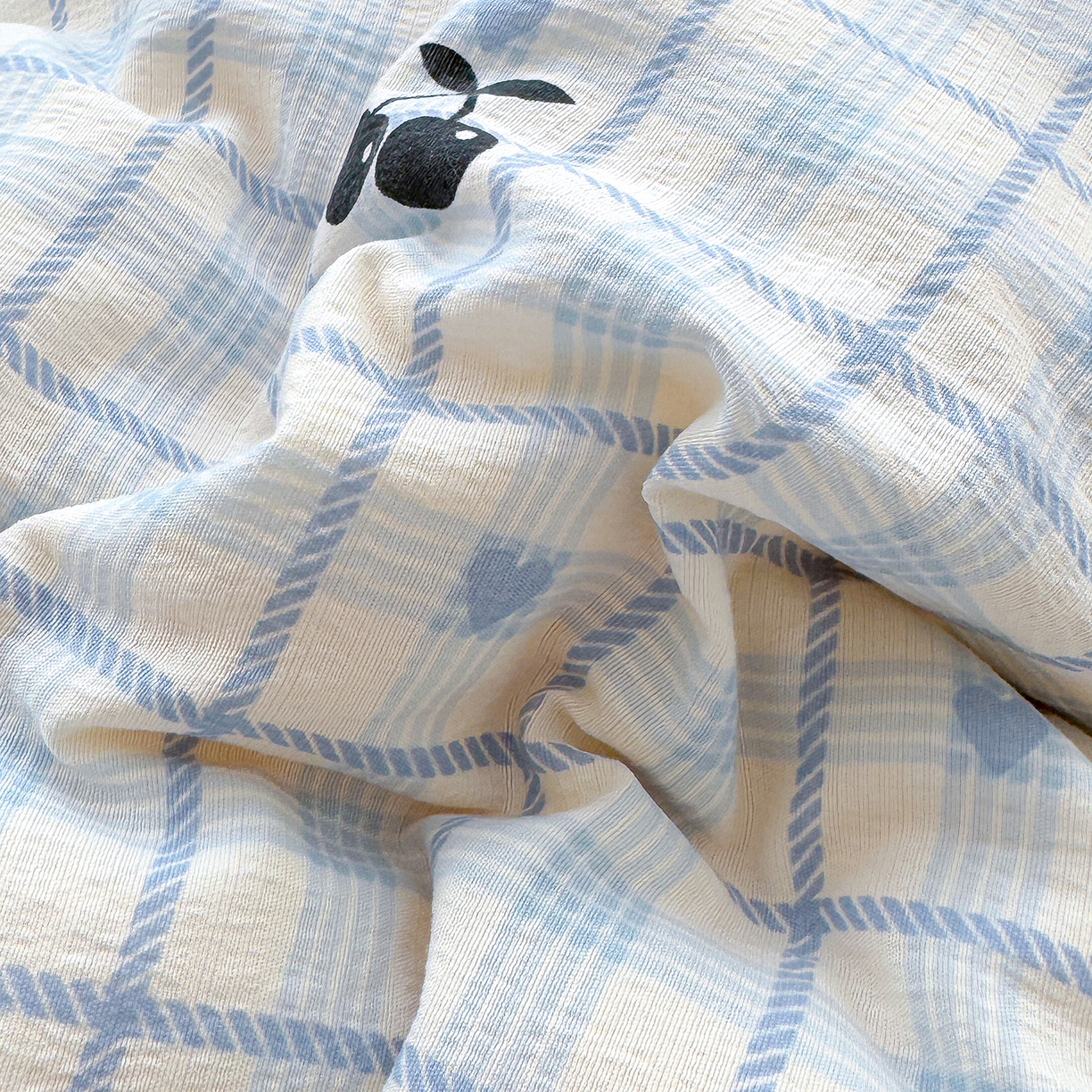 91家纺网 家纺一手货源 找家纺 桔禾家纺 2026新款云感有氧双层纱冬被抗菌被春秋被被子被芯 A类水洗双层皱皱纱冬被-格子樱桃