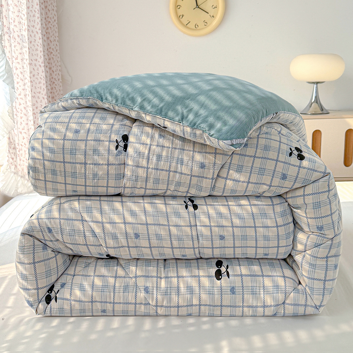 91家纺网 家纺一手货源 找家纺 桔禾家纺 2026新款云感有氧双层纱冬被抗菌被春秋被被子被芯 A类水洗双层皱皱纱冬被-格子樱桃