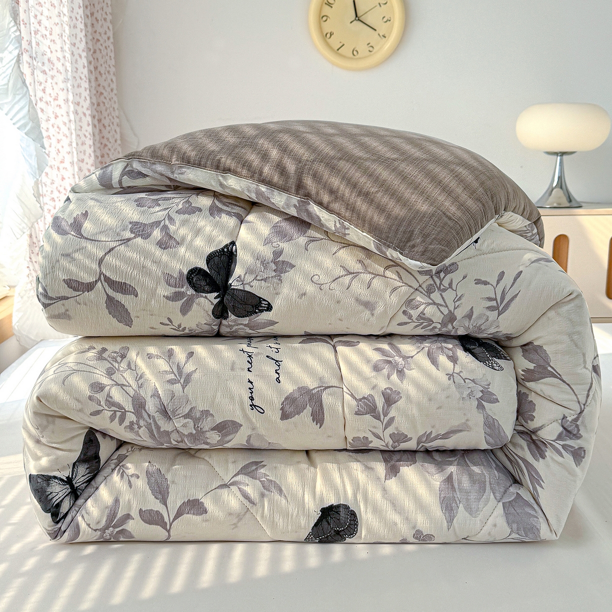 91家纺网 家纺一手货源 找家纺 桔禾家纺 2026新款云感有氧双层纱冬被抗菌被春秋被被子被芯 A类水洗双层皱皱纱冬被-回忆