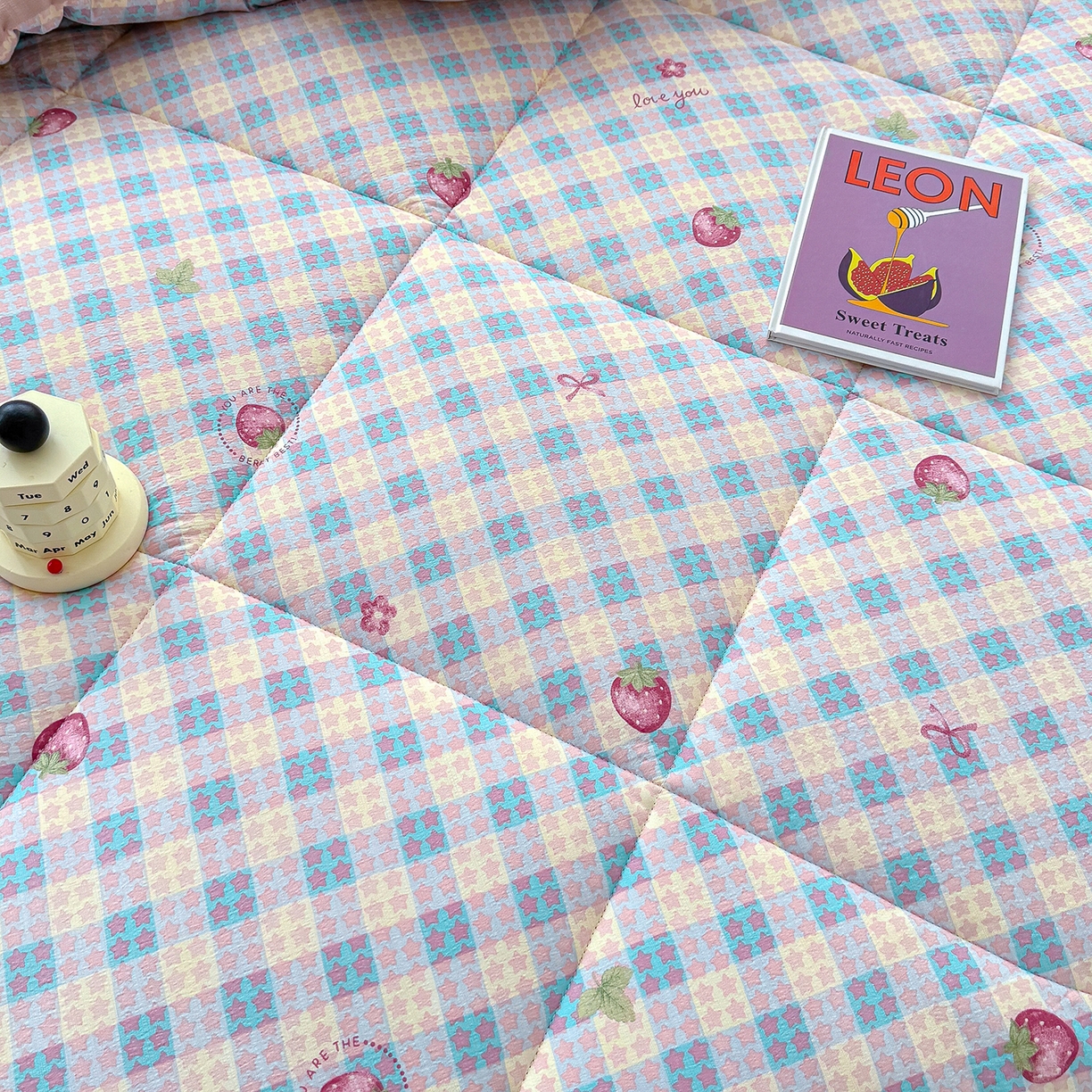 91家纺网 家纺一手货源 找家纺 桔禾家纺 2026新款云感有氧双层纱冬被抗菌被春秋被被子被芯 A类水洗双层皱皱纱冬被-零碎草莓