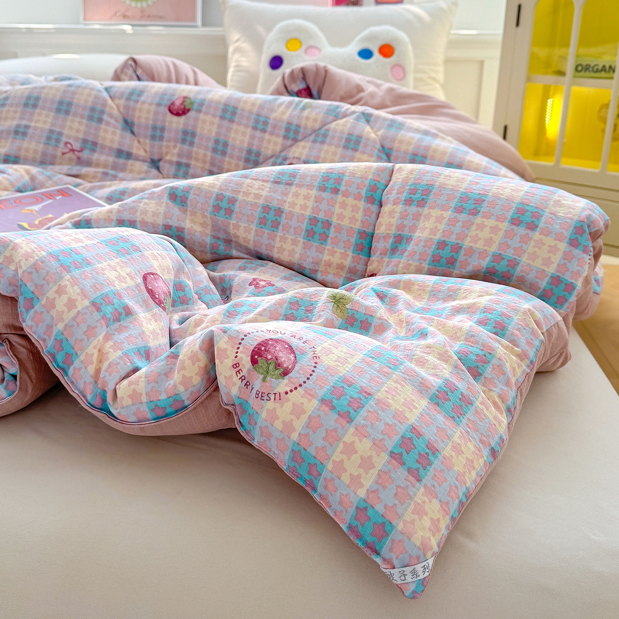 91家纺网 家纺一手货源 找家纺 桔禾家纺 2026新款云感有氧双层纱冬被抗菌被春秋被被子被芯 A类水洗双层皱皱纱冬被-零碎草莓