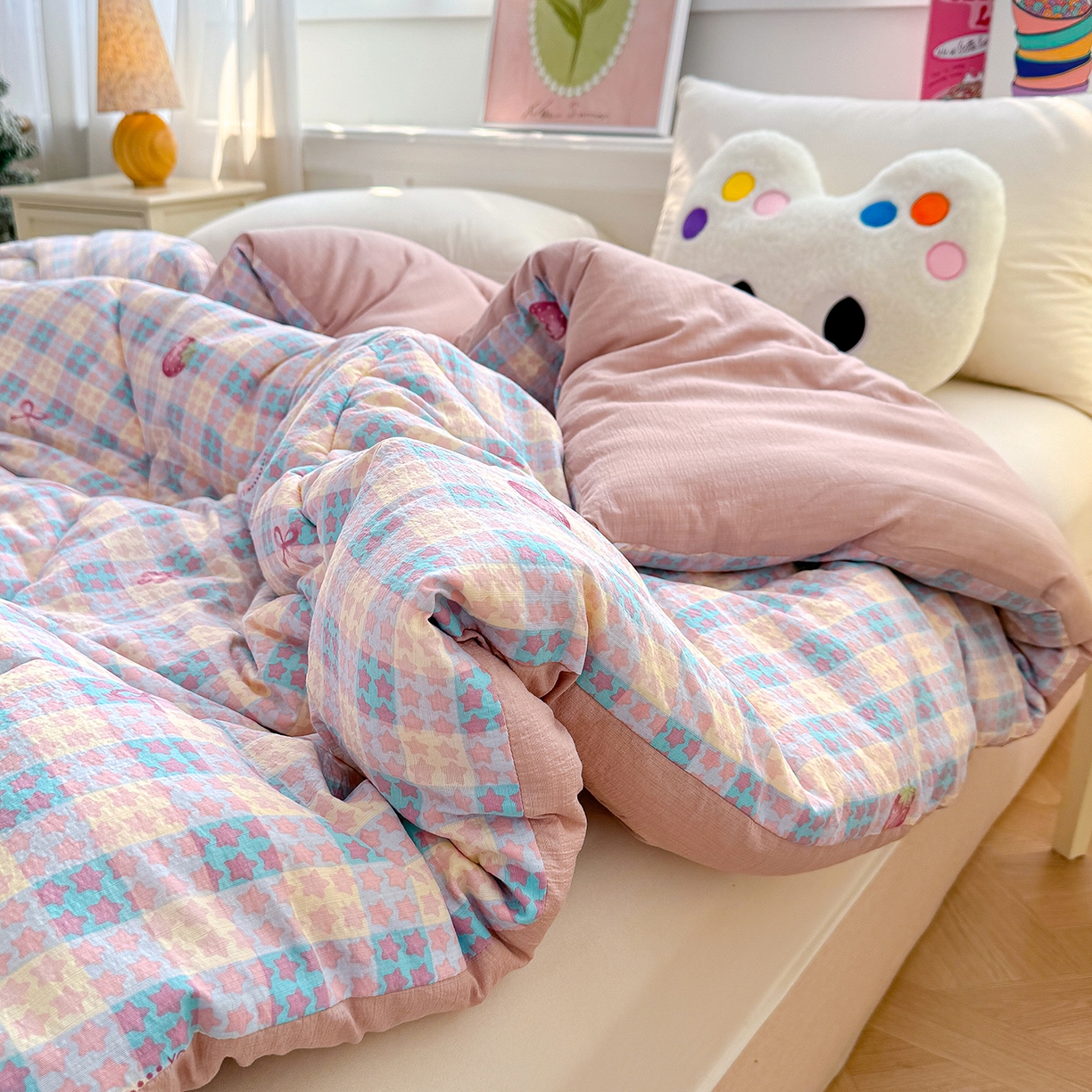 91家纺网 家纺一手货源 找家纺 桔禾家纺 2026新款云感有氧双层纱冬被抗菌被春秋被被子被芯 A类水洗双层皱皱纱冬被-零碎草莓